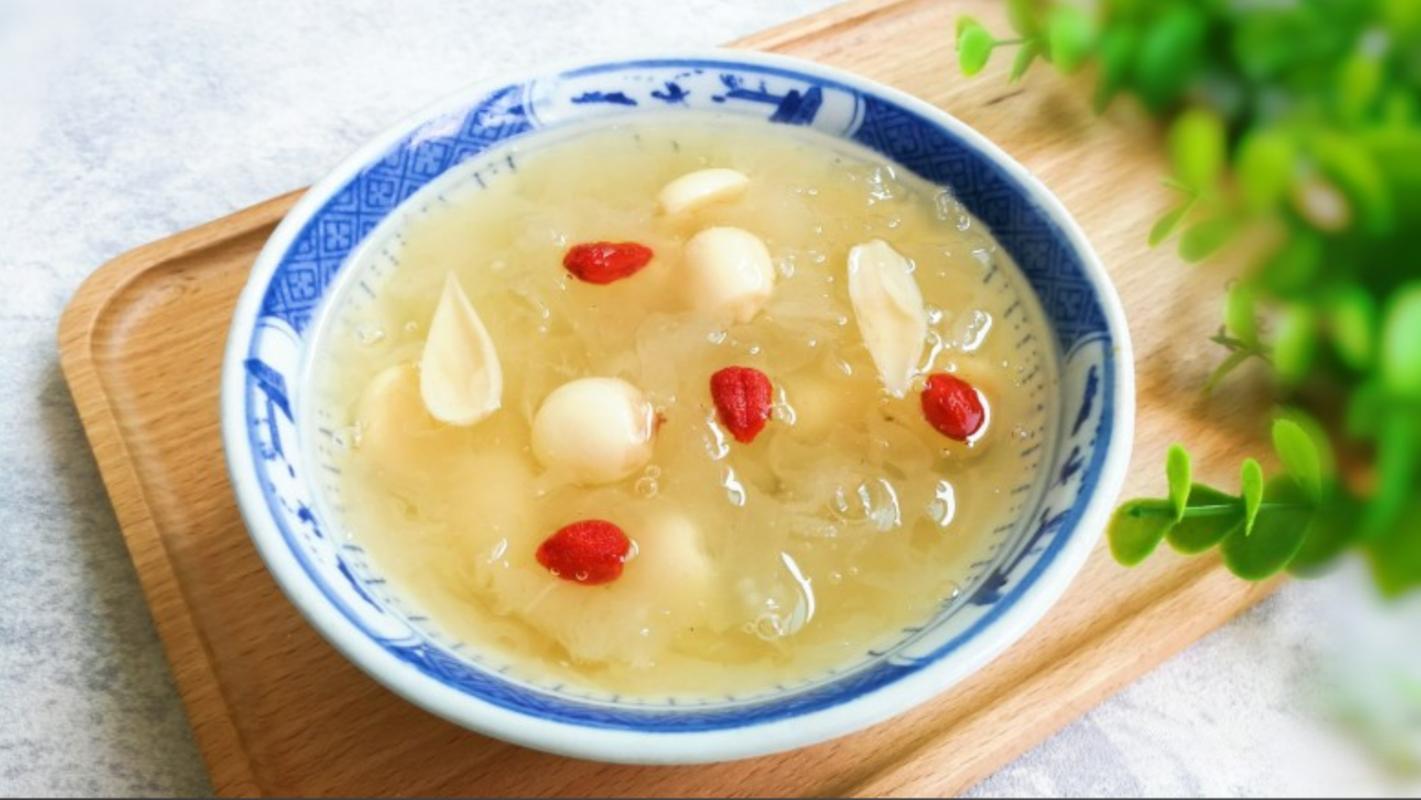 宝妈私藏的全家通吃甜汤！这碗黄精银耳百合羹，连挑食娃都追着要第二碗